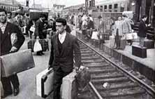 Escena habitual de la llegada de emigrantes a las estaciones de las grandes ciudades de nuestro país durante los años 50-60